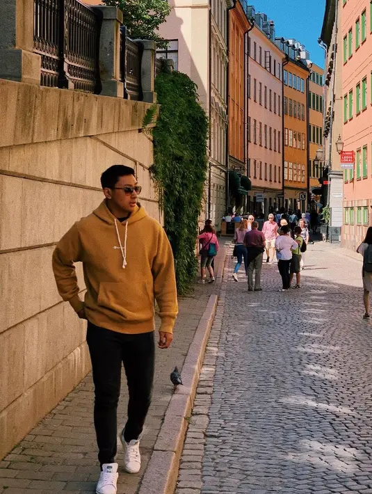 Penampilan lainnya yang jadi kunci gaya dari Darma Mangkuluhur adalah hoodie. Gaya sporty yang penuh aksi seketika terlihat dari tampilannya kali ini.