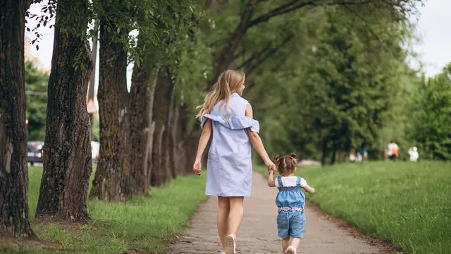 jalan kaki bersama anak