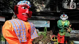 Aktivitas pengamen ondel-ondel di salah satu permukiman warga di Jakarta, Jumat (30/5/2025). (Liputan6.com/Angga Yuniar)