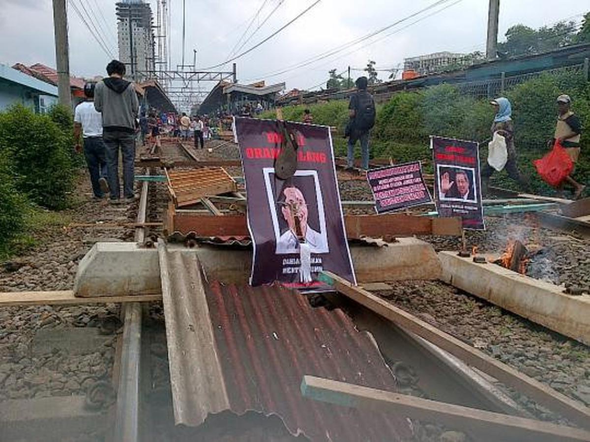 Ratusan pedagang dan mahasiswa blokir jalur KRL di Depok