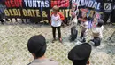 Polisi menjaga unjuk rasa yang dilakukan oleh ratusan massa Hidupkan Masyarakat Sejahtera (HMS) di depan Gedung KPK, Jakarta, Rabu (17/7). Massa menuntut KPK segera menuntaskan kasus mega skandal BLBI dan Century. (Merdeka.com/Dwi Narwoko)