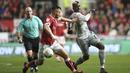 Gelandang Manchester United, Paul Pogba, berusaha melewati pemain Bristol City, Bailey Wright, pada laga Piala Liga Inggris di Stadion Ashton Gate, Kamis (21/12/2017). Bristol City menang 2-1 atas Manchester United. (AP/Nick Potts)