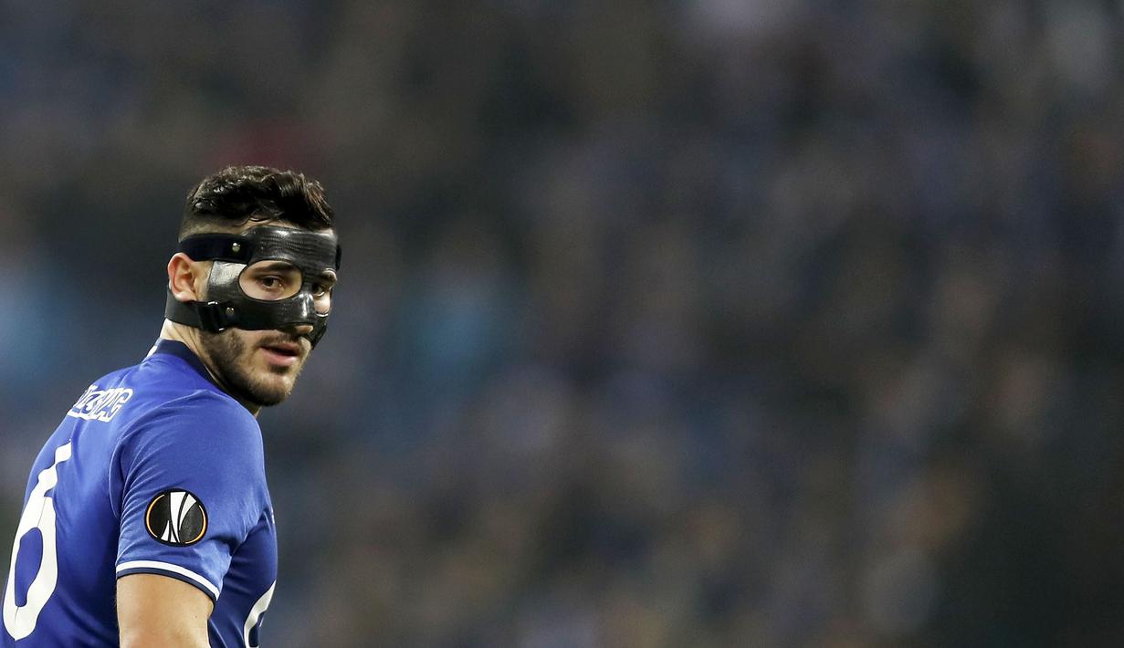 Sead Kolasinac saat mengenakan pelindung wajah di kompetisi Liga Europa 2017. (EPA/Friedemann Vogel )