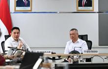 VIDEO: Adab Seskab Teddy Jemput Tamu Penting Istana, Tak Injak Karpet Ikuti Prabowo