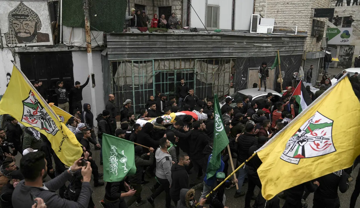 Para pelayat Palestina membawa jenazah Mufid Khalil selama pemakamannya di desa Beit Ummar, Tepi Barat, dekat Hebron (29/11/2022). Kementerian Kesehatan Palestina mengatakan, Khalil terbunuh oleh tembakan Israel di Tepi Barat yang diduduki.  (AP Photo/Mahmoud Illean)