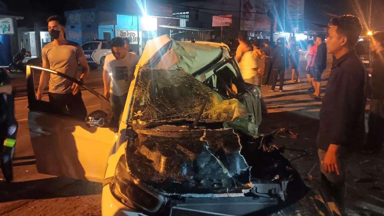 Ngebut lalu Mobil Hilang Kendali Hingga Tabrak Truk, Anggota Polisi Meninggal Dunia