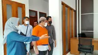 Tersangka Pencabulan Terhadap Santri Fauzan saat berada di Kejaksaan Negeri Banyuwangi (Hermawan Arifianto/Liputan6.com)