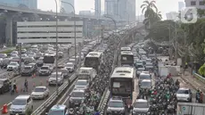 Sejumlah kendaraan terjebak kemacetan di Kawasan Jalan Jenderal Gatot Subroto, Jakarta, Jumat (16/5/2025). (Liputan6.com/Angga Yuniar)