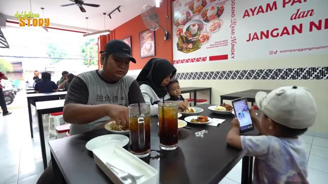 Warung Nunung di Jakarta (Foto: YouTube deHakims Story)