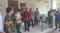 Ketua Umum Partai Kebangkitan Bangsa (PKB) Muhaimin Iskandar alias Cak Imin menyambangi mantan Wapres Boediono di kediamannya, Rabu (17/5/2023). (Liputan6.com/ Muhammad Radityo Priyasmoro)