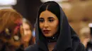 Seorang wanita menghadiri upacara pembukaan Arab Fashion Week di hotel Ritz Carlton di Riyadh (10/4). Arab Fashion Week akan berlangsung hingga 14 April 2018. (AFP Photo/Fayez Nureldine)