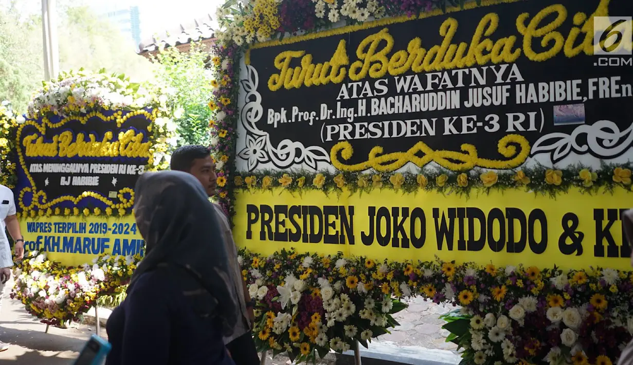 Karangan bunga menghiasi jalan menuju rumah duka Presiden ke-3 RI BJ Habibie di Kuningan, Jakarta, Kamis (12/9/2019). Habibie meninggal pada usia 83 tahun akibat gagal jantung dan menua. (Liputan6.com/Immanuel Antonius)