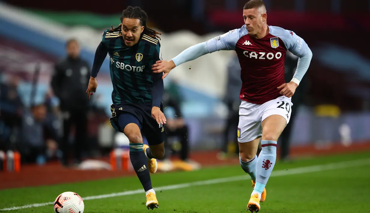 Gelandang Leeds United, Helder Costa, berebut bola dengan gelandang Aston Villa, Ross Barkley, pada laga lanjutan Liga Inggris di Villa Park, Sabtu (23/10/2020) dini hari WIB. Leeds United menang 3-0 atas Aston Villa. (AFP/Michael Steele/pool)