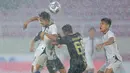 Bermain di atas lapangan licin dan basah akibat diguyur hujan deras di Stadion Manahan, Solo, Jumat (17/6/2022), tim promosi BRI Liga 1, Dewa United FC berhasil menahan imbang PSIS Semarang 2-2. PSIS hampir saja kalah 1-2, hingga akhirnya tercipta gol penyeimbang di masa injury time babak kedua lewat aksi Wahyu Prasetyo. (Bola.com/Arief Bagus)