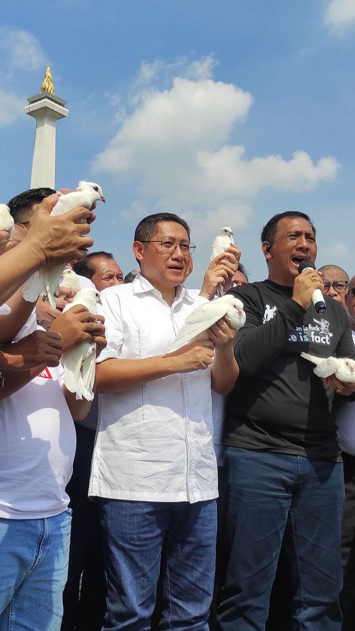 "Tidak apa-apa, karena itu digerakkan oleh grup yang memang punya kepentingan politik tersendiri, itu hal yang silahkan saja," kata dia.