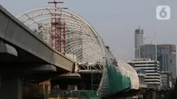 Aktivitas pengerjaan proyek pembangunan Light Rail Transit (LRT), di Jalan Rasuna Said, Jakarta, Kamis (14/5/2020). Proyek dengan nilai kontrak Rp21,77 triliun yang masuk Proyek Strategis Nasional (PSN) terus kerjakan menyesuaikan target penyelesaian 30 Juni 2021. (Liputan6.com/Helmi Fithriansyah)