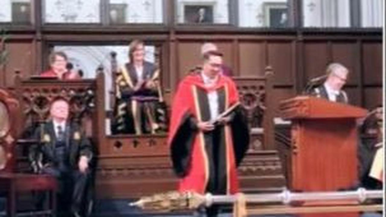 Diungkapkan, pria yang akrab disapa Kang Emil ini menerima gelar Doktor kehormatan dari University of Glasgow. <br>