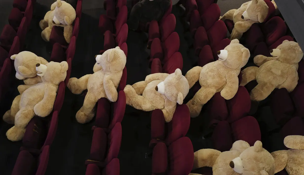 Boneka Teddy Bear, yang disiapkan oleh Philippe Labourel, diletakkan di bioskop Les Ursulines hari pertama pembukaan kembali di Paris, Rabu (19/5/2021). Boneka-boneka beruang tersebut didedikasikan bagi anak-anak untuk mengingatkan aturan jarak sosial. (AP Photo/Francois Mori)