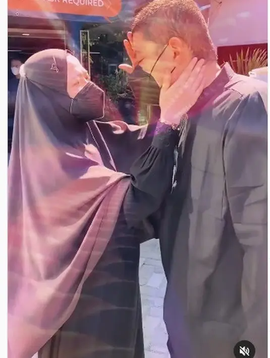 Lyra Virna dan anaknya. (Foto: Instagram @lyravirna)