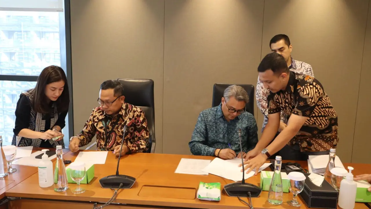 PT Indonesia Infrastructure Finance (IIF) menjalin kolaborasi strategis dengan PT Polytama Propindo (Polytama) melalui penyaluran pembiayaan