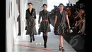 Sejumlah model memperagakan salah satu dari 20 koleksi terbaru desainer  Poppy Dharsono pada ajang Indonesia Fashion Week 2015 di JCC Senayan, Jakarta, Kamis (26/2). (Liputan6.com/Panji Diksana)
