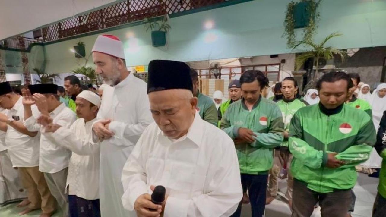 Fakta Kemanusiaan: Ribuan Santri dan Ojol Surabaya Gelar Shalat Ghaib untuk Affan Kurniawan