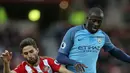 Gelandang Manchester City, Yaya Toure berusaha mengontrol bola dari kawalan penyerang Sunderland, Fabio Borini pada lanjutan Liga Premier Inggris di Stadion Light, Sunderland, (5/3). City menang atas Sunderland dengan skor 2-0. (AFP Photo / Scott Heppell)