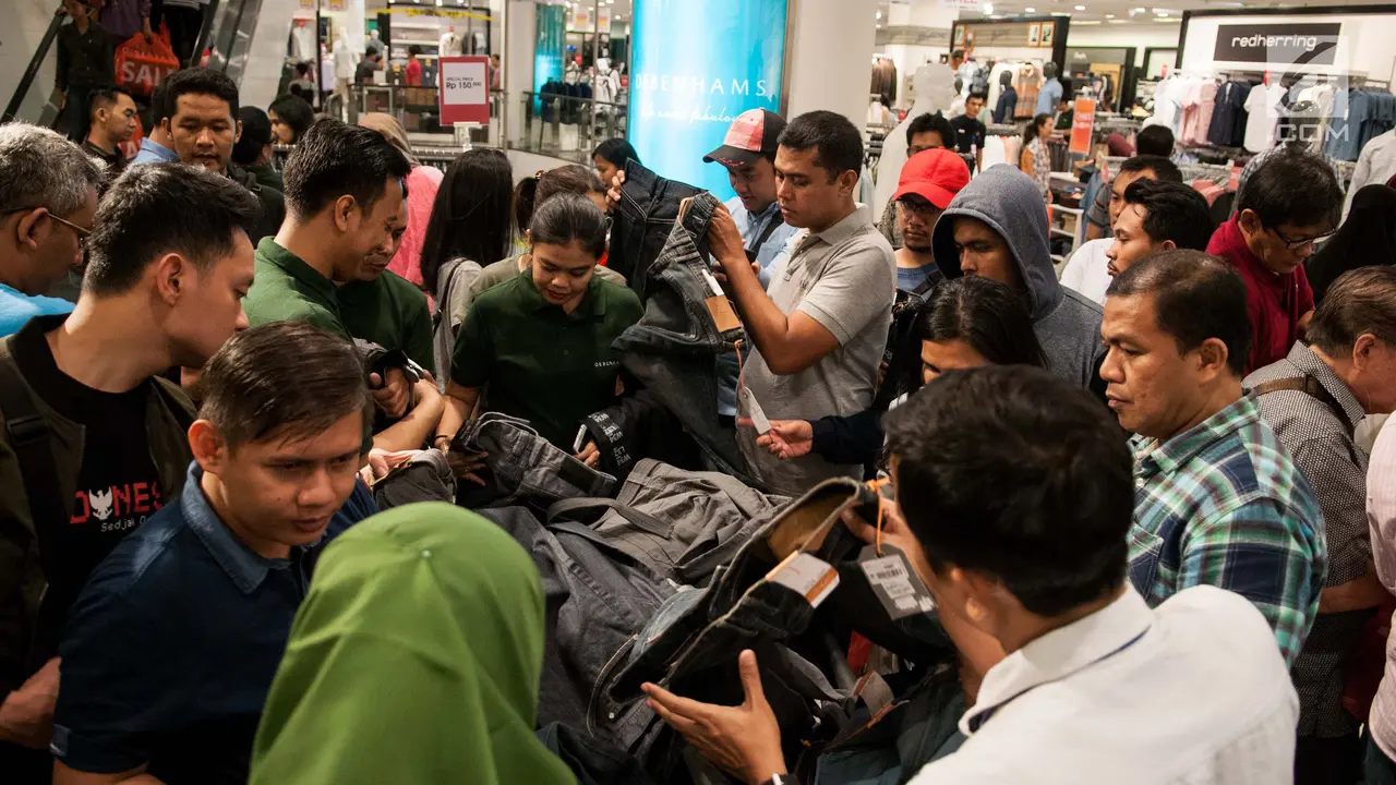 Hari Pertama Jakarta Midnight Sale 2017 Diserbu Pembeli