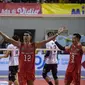 Selebrasi para pemain Palembang Bank Sumsel Babel, Kristoforus Sina (tengah) dkk setelah mencetak angka saat menghadapi Jakarta Pertamina Pertamax pada laga seri ketiga putaran pertama PLN Mobile Proliga 2024 di GOR PSCC, Palembang, Sumatera Selatan, Jumat (10/5/2024). Palembang Bank Sumsel Babel menang 3-1 (25-20, 25-23, 20-25 dan 25-19). (Dok. PBVSI)