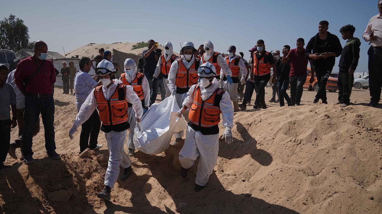 FOTO: Pemakaman Massal Warga Palestina yang Ditahan Israel di Gaza