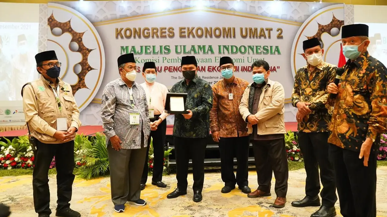 Menteri BUMN Erick Thohir raih Penghargaan Penggerak Ekonomi Syariah dari MUI.
