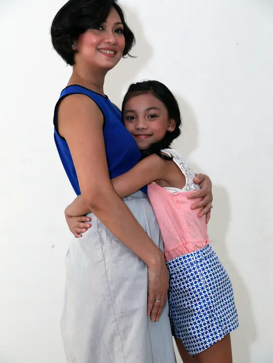 Ditemui saat syuting klip ‘Untuk Tuhan’, kawasan Pejaten, Jakarta Selatan, Selasa (15/9/2015), Nola sebagai ibu sangat mendukung minat Naura. Salah satu dukungannya dengan menjadi model video klip di single buah hatinya. (Wimbarsana/Bintang.com)