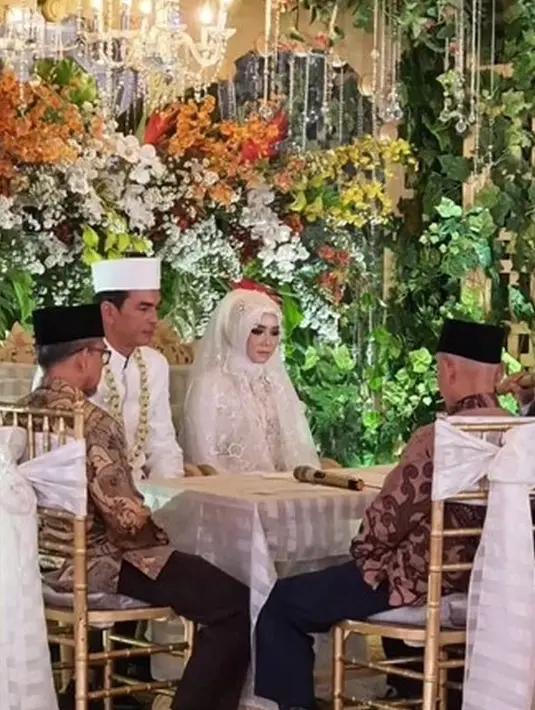 Meski digelar sederhana, namun pernikahan kedua Teddy Syah ini berlangsung khidmat. Dalam ijab qabul ini, Teddy memberi mas kawin emas sebesar 10 gram. (Liputan6.com/IG/@nitanitnot02).