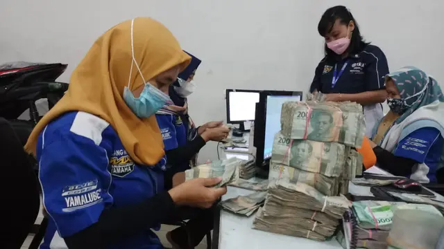 Staf dealer menghitung uang yang dibawa Siswanto (Yamaha)