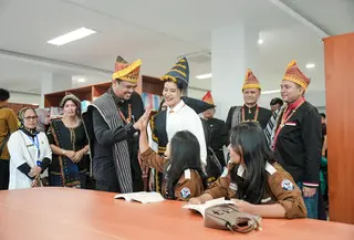 Intip gaya Bobby Nasution dan Kahiyang Ayu resmikan gedung perpustakaan di Sumatera Utara (@bobbynst)