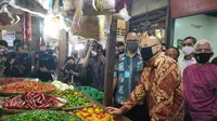 Menkop UKM Teten Masduki melakukan kunjungan kerja ke Koperasi Cempaka Putih dan Pasar Cempaka Putih di Kawasan Jakarta Pusat, Kamis, 11 Juni 2020. Athika/Liputan6.com
