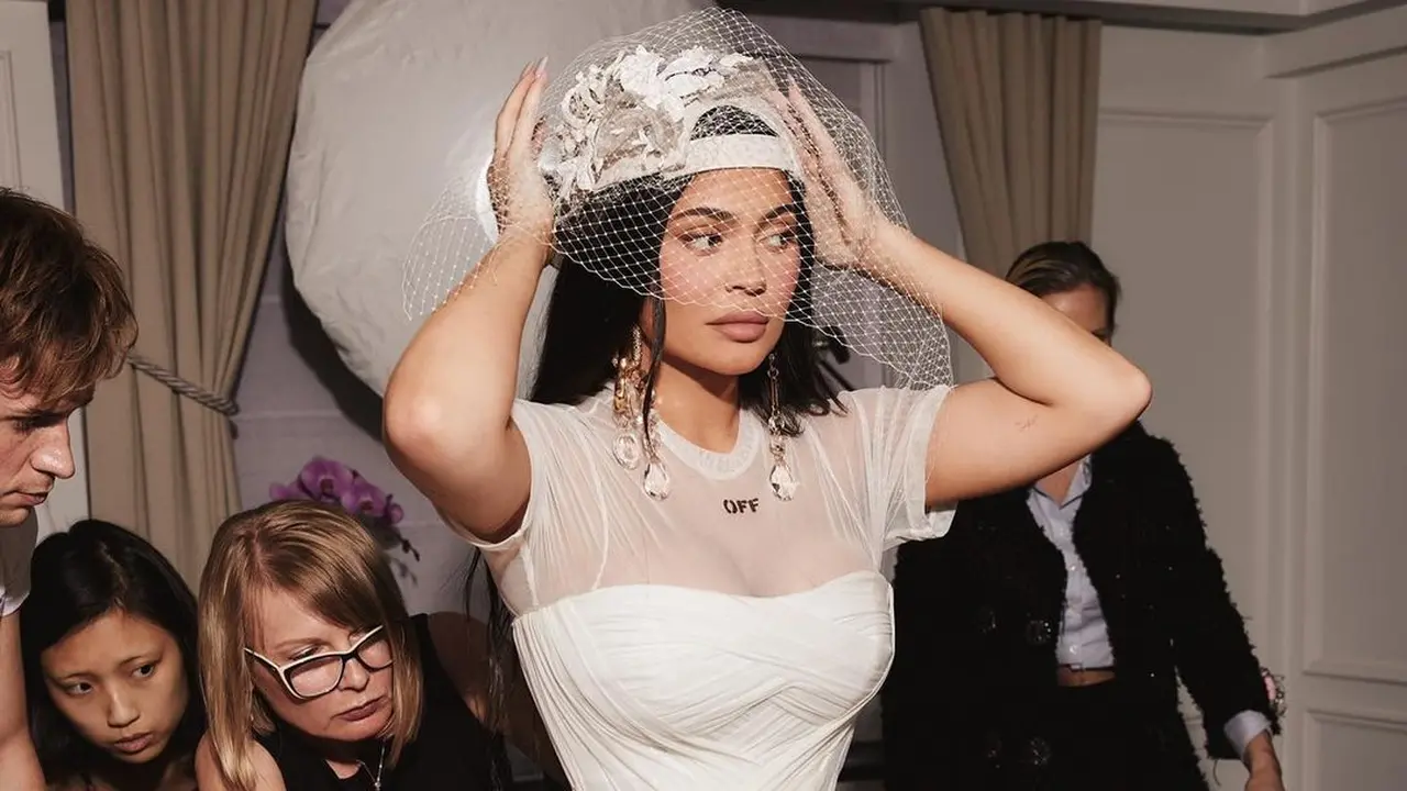 Penampilan Kylie Jenner di Met Gala 2022, hadirkan bridal look untuk menghormati mendiang Virgil Abloh