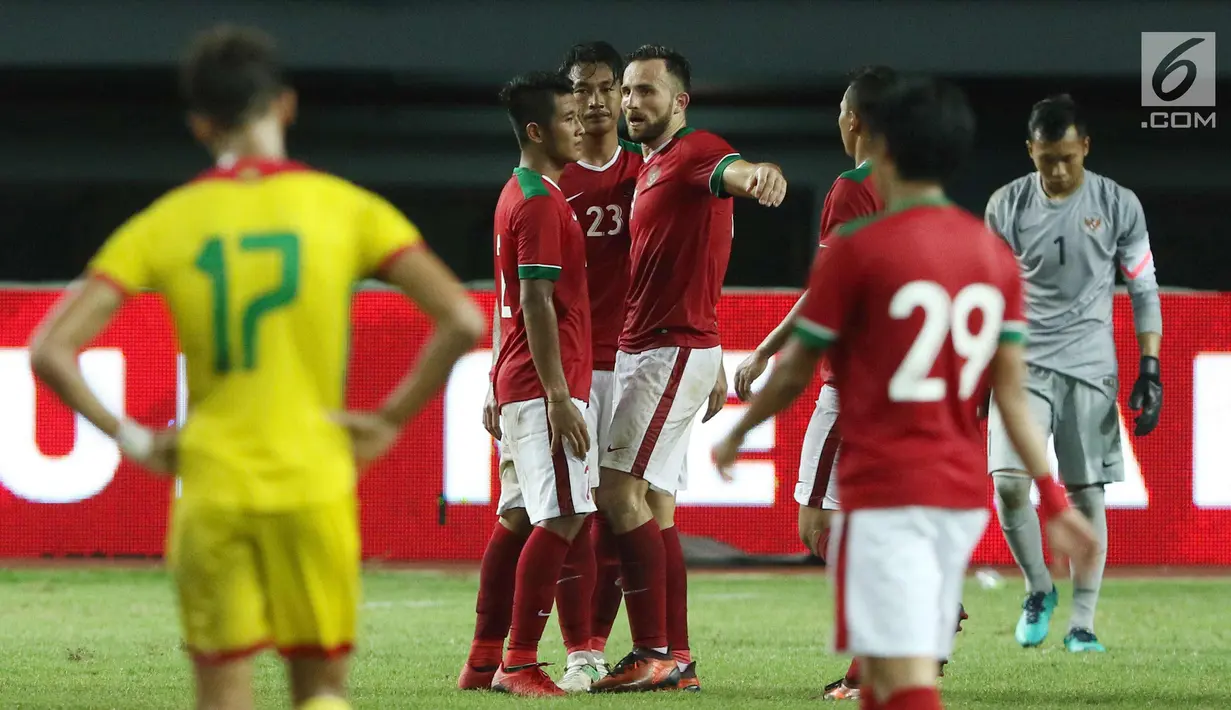 Pemain Timnas Indonesia merayakan kemenangan usai melawan Guyana pada laga persahabatan di Stadion Patriot Candrabhaga, Bekasi, Sabtu (25/11). Indonesia unggul 2-1. (Liputan6.com/Helmi Fithriansyah)