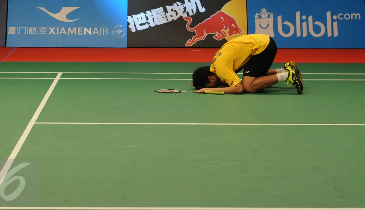 Ganda putra Indonesia, Mohammad Ahsan bersujud usai mengalahkan Liu Xiaolong/QiuZihan (Tiongkok) di final Total BWF World Championships 2015, Jakarta, Minggu (16/8/2015). Ahsan/Hendra unggul 21-17, 21-14. (Liputan6.com/Helmi Fithriansyah)