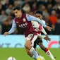 Gelandang Aston Villa  Philippe Coutinho (kiri) ditantang oleh bek Southampton  Kyle Walker-Peters  dalam pekan ke-8  Liga Premier Inggris di Villa Park, Sabtu (17/09/2022). Aston Villa unggul 1-0 berkat gol Jacob Ramsey pada menit ke-41. (Photo by Geoff Caddick / AFP)