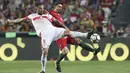 Bek Portugal, Jose Fonte, berebut bola dengan striker Swiss, Haris Seferovic, pada laga kualifikasi Piala Dunia di Stadion Luz, Selasa (10/10/2017). Portugal menang 2-0 atas Swiss. (AP/Armando Franca)