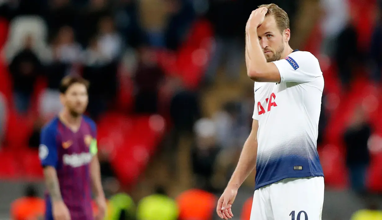 Ekspresi pemain depan Tottenham Hotspur, Harry Kane usai bertanding melawan Barcelona dalam Grup B Liga Champions di Stadion Wembley, London, Rabu (3/10). Barcelona membantai Tottenham 4-2. (AP Photo/Frank Augstein)
