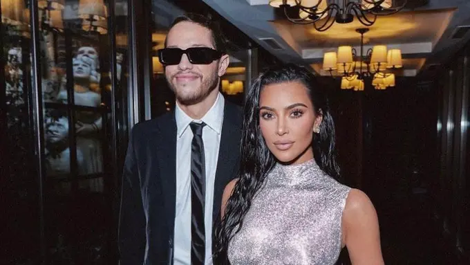 8 Tampilan Perdana Kim Kardashian dan Pete Davidson di Karpet Merah, Kompak Berbusana Serba Monokrom