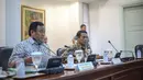 Mendag Rachmat Gobel (kiri) dan Mentan Amran Sulaiman saat mengikuti rapat terbatas di Kantor Kepresidenan, Jakarta, Rabu (3/6/2015). Dalam rapat tersebut dibahas mengenai strategi ketersediaan bahan pokok. (Liputan6.com/Faizal Fanani)