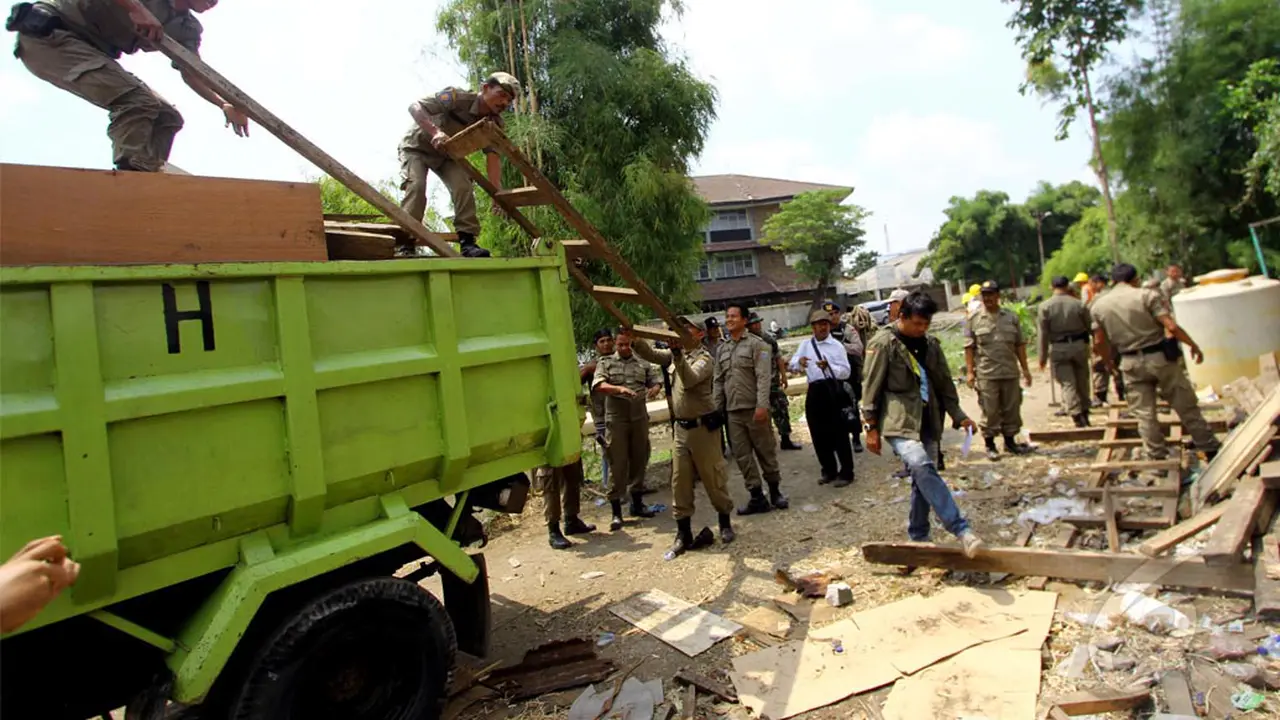Rumah Liar Bantaran Kali Ciliwung Dibongkar Satpol PP
