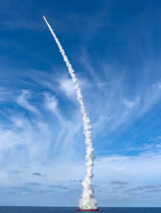 Sembilan satelit, yang tergabung dalam kelompok satelit Jilin-1 Gaofen 03-1, diluncurkan oleh roket pengangkut Long March-11 di Laut Kuning, 15 September 2020. Kesembilan satelit tersebut lepas landas menggunakan roket pengangkut Long March-11, roket peluncuran laut pertama China. (Xinhua/Cai Yang)