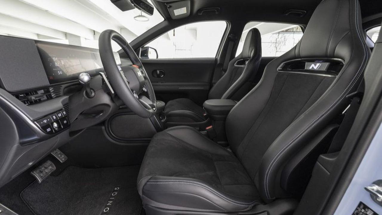 Kestabilan lebih saat menikung diberikan oleh mobil ini karena tenaga dari motor listrik bertenaga 650 PS (641 Hp) dan torsi maksimal 770 Nm dialirkan ke keempat roda