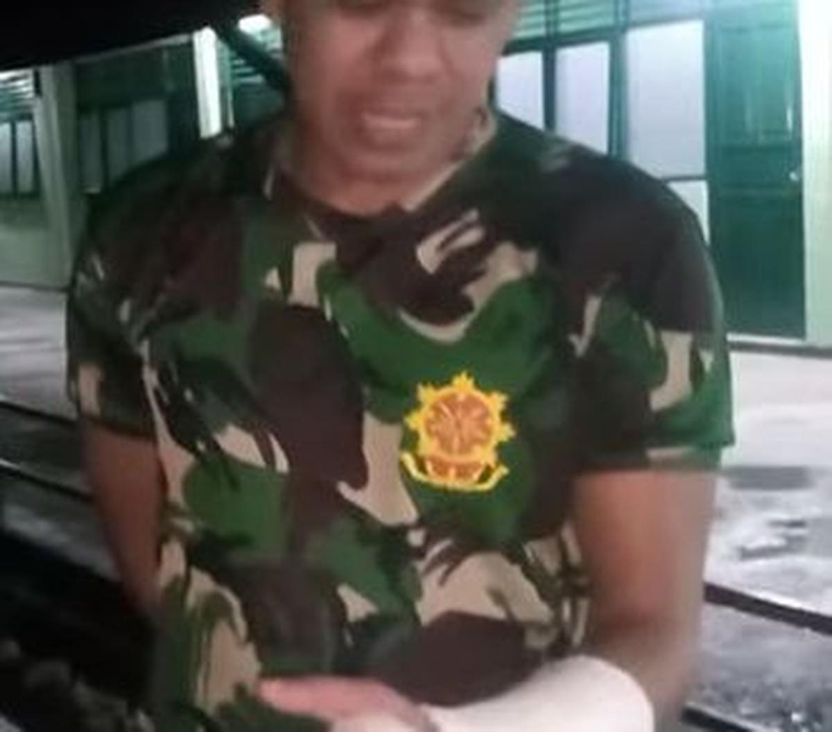 "Harus dicontoh ini loh meskipun tangan diperban masih bisa bekerja, prajurit luar biasa," ungkap perekam video.
