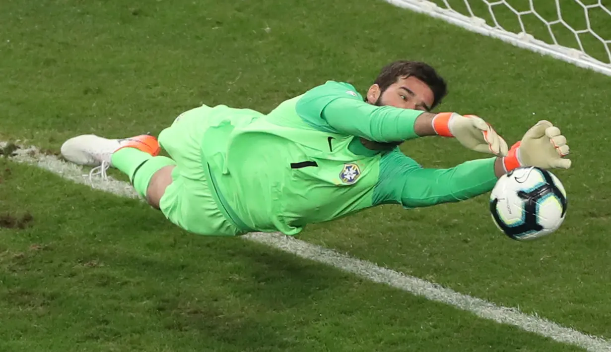 Kiper Brasil Alison memblok tendangan penalti pemain Paraguay Gustavo Gomez dalam laga perempat final Copa America 2019  di Arena do Gremio, Porto Alegre, Brasil, Kamis (27/6/2019). Brasil melaju ke semifinal Copa America 2019 setelah menaklukkan Paraguay lewat adu penalti. (AP Photo/RicardoMazalan)