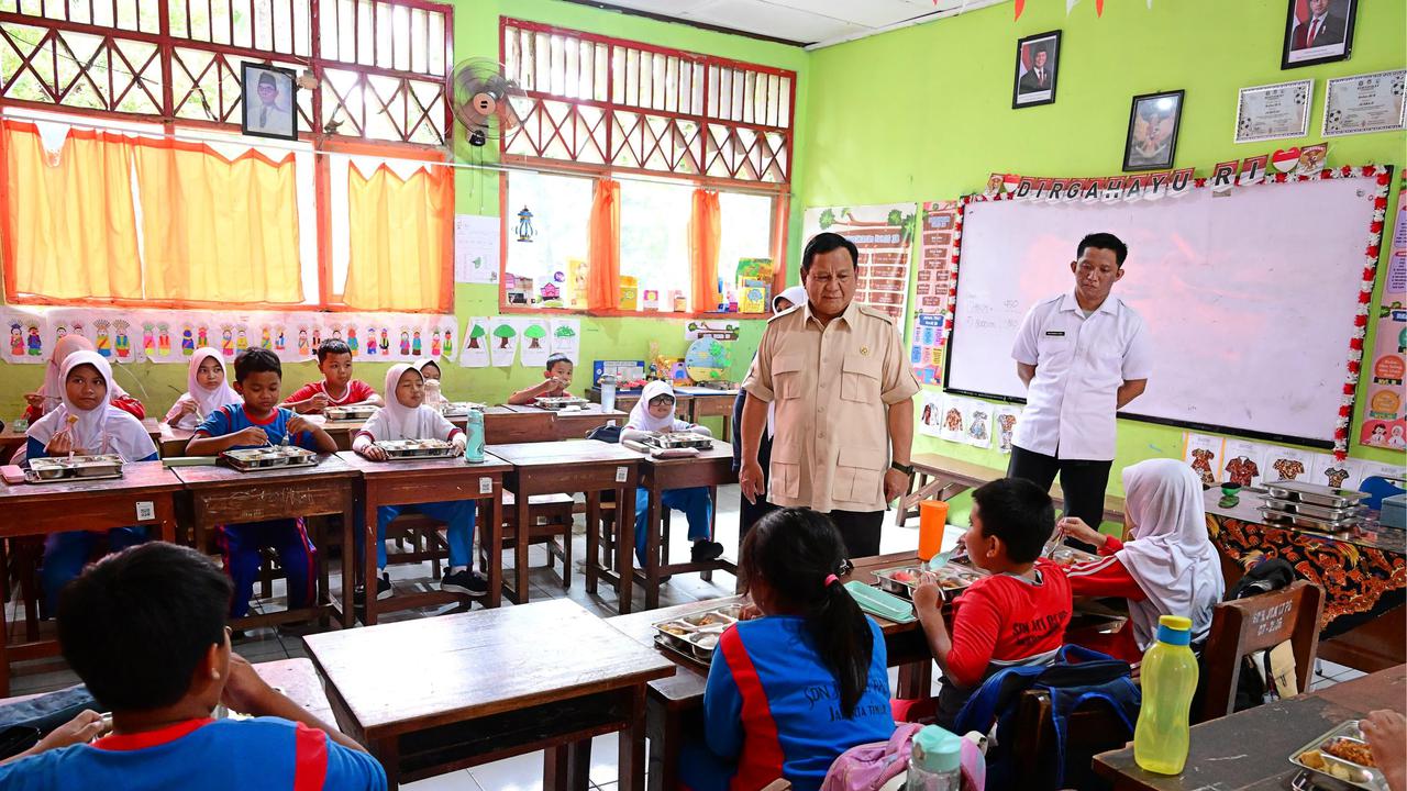 Prabowo tinjau Makan Bergizi Gratis di SD dan TK di Jakarta Timur
